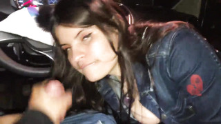 Tatiana Morales hace fellatio en su auto y luego se lo come