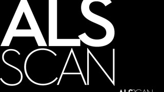 Sarah Peachez Lubes Up and Pummels Her Twat to Ejaculation