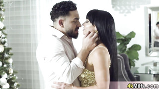 Gold dusted mummies Leila Larocco super-naughty escapade on a thick pillar