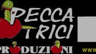 cougar esegue massaggi nel suo studio