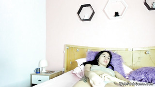 Amateur beauty in lingerie masturbates on webcam