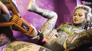 Cute tattoo lesbian sex with Anuskatzz and Serpienta